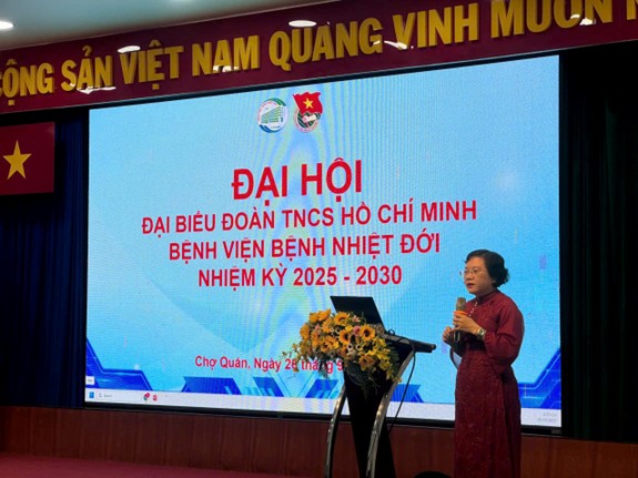 Đ/c Lư Lan Vi, Bí thư Đảng bộ, Phó Giám đốc BV phát biểu chỉ đạo