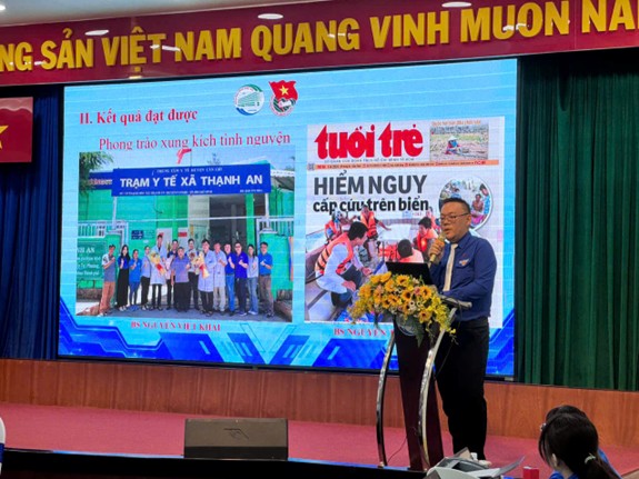 Đ/c Trần Kim Hùng, Bí thư Đoàn BV báo cáo tổng kết hoạt động Đoàn và phong trào Thanh niên nhiệm kỳ 2022-2027